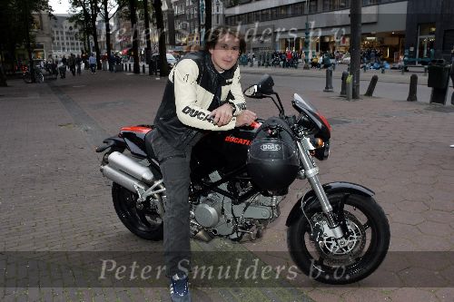 Amsterdam 26 augustus 2005
Opening Elvis tentoonstelling in beurs v Berlage.
Lodewijk Hoekstra op moter/motor