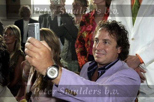 Vreeland 13 augustus 2005
Trouwen John Ewbank en Vivian Reys in kerk in Vreeland.
Marco Borsato maakt foto met gsm