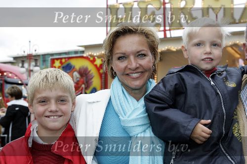 Amsterdam 9 augustus 2005
Premiere Circus Renz in Amsterdam.
Mariska v Kolck met zoons
