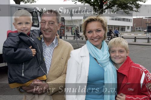 Amsterdam 9 augustus 2005
Premiere Circus Renz in Amsterdam.
Mariska v Kolck met zoons en vader