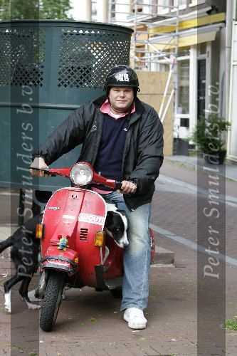 Amsterdam 8 augustus 2005
Reunie sterrenslag met boot in amsterdam.
Menno Kohler op vespa scooter