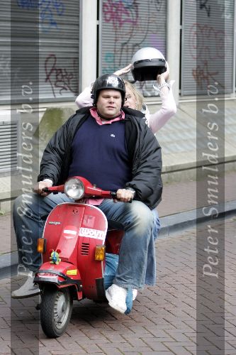 Amsterdam 8 augustus 2005
Reunie sterrenslag met boot in amsterdam.
Menno Kohler op vespa scooter