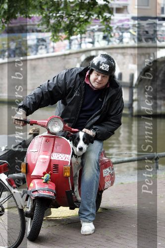 Amsterdam 8 augustus 2005
Reunie sterrenslag met boot in amsterdam.
Menno Kohler op vespa scooter met hond