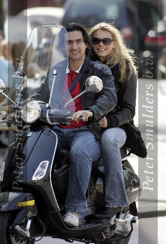 Amsterdam, 6 Augustus 2005
Nicolette v Dam met vriend op vespa scooter