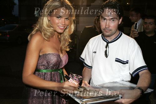 Amsterdam 31 augustus 2005
Presentatie Glamour en Lady card in Amstel hotel.
Nicolette v Dam met fan