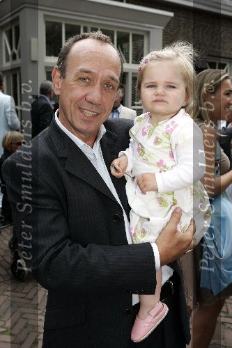 Aarle Rixtel 20 augustus 2005
Paul Romer met kleindochter Nele.