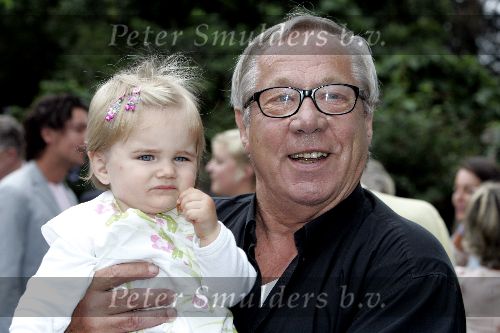 Aarle Rixtel 20 augustus 2005
Trouwen Nienke Romer met Frederik Brom.
 Piet Romer met achter kleinkind Lene