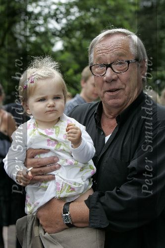Aarle Rixtel 20 augustus 2005
Trouwen Nienke Romer met Frederik Brom.
Piet Romer met achter kleinkind Lene