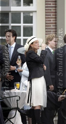 Apeldoorn 25 augustus 2005
Trouwen Prins Pieter Christiaan en Anita v Eijk.
PrinsesAnnette met champagne