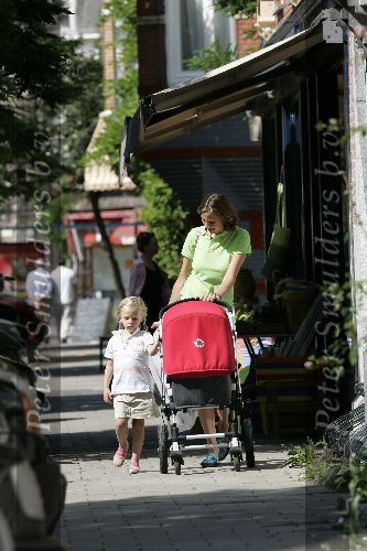 Amsterdam 17 augustus 2005
Prinses Marilene achter de kinderwagen met Anna