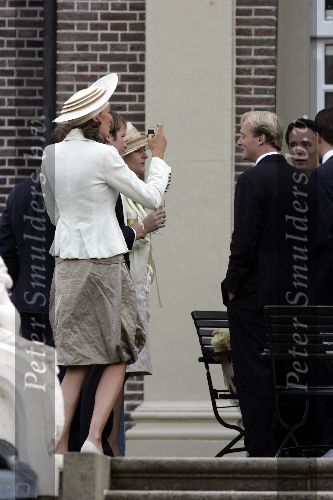 Apeldoorn 25 augustus 2005
Trouwen Prins Pieter Christiaan en Anita v Eijk.
Prinses Marilene maakt foto met digitale foto
