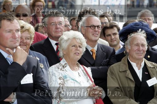 Amsterdam 20 augustus 2005
Koningin Beatrix doopt Beatrix catemaran voor het prinses Beatrix fonds op Sail 2005. Ronny Gerschtanowitz Karla Peijs en Erica Terpstra