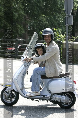 Amsterdam 13 juli 2005
Ruud Gullit met zijn zoon Maxim op vespa scooter