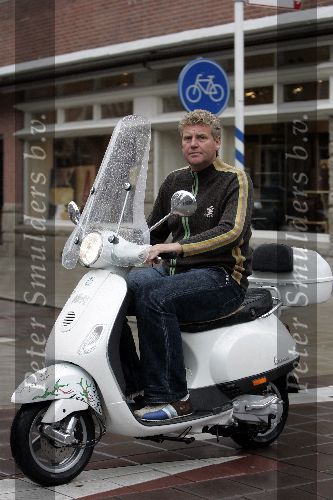 Amsterdam 5 augustus 2005
Sybrand Niessen op vespa scooter
