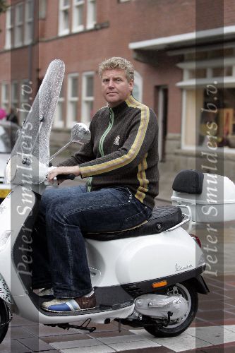 Amsterdam 5 augustus 2005
Sybrand Niessen op vespa scooter