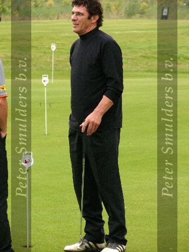 Amsterdam 19 augustus 2005
Wim v Hanegem golfen op houtrak. de kromme op golfschoen