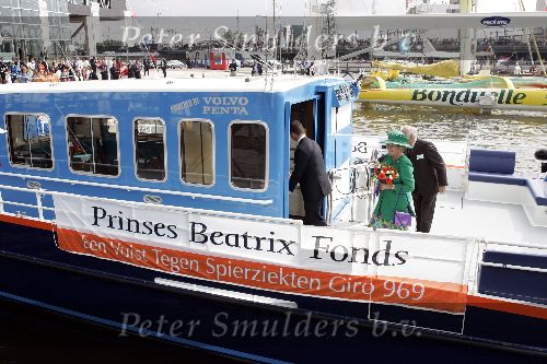 Amsterdam 20 augustus 2005
Koningin Beatrix doopt Beatrix catemaran voor het prinses Beatrix fonds op Sail 2005