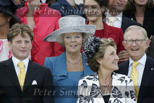 Apeldoorn 25 augustus 2005
Trouwen Prins Pieter Christiaan en Anita v Eijk.
Koningin Beatrix
Prinses Margriet en Pieter v Vollenhoven
