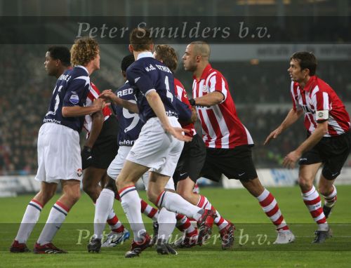 Eindhoven, 23 December 2006 Kompetitiewedstrijd PSV-Willem II , eindstand 4-0 Seizoen 2006/2007
Veel drukte in het strafschopgebied van willem II met o.a.Patrick Kluivert Ibrahim Kargbo, Arjan Swinkels,Iwan Redan Jan Kromkamp en Frank van de Struijk
ï¿½ Foto Peter Smulders BV Eindhoven