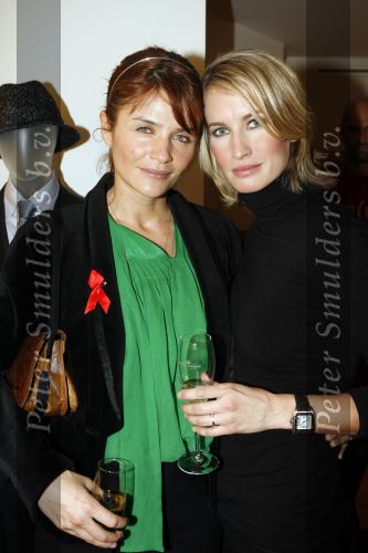 Amsterdam 1 december 2006
De Armani winkel op de pc hooftstraat organiseert een aan tbv het aidsfonds. Anouk Smulders en Helena Christensen