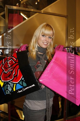 Amsterdam 3 december 2006
Bekende Nederlanders verkopen art bags tbv het aidsfonds in de bijenkorf in Amsterdam. Bridget Maasland