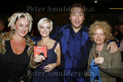 Amsterdam 4 november 2006
Presentatie cd Toon Hermans door Maurice Hermans aan Lone v Roosendaal Richard Groenendijk en Ellen Evers.Brigitte Kaandorp en Karin Bloemen