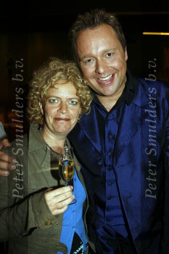 Amsterdam 4 november 2006
Presentatie cd Toon Hermans door Maurice Hermans aan Lone v Roosendaal Richard Groenendijk en Ellen Evers.Brigitte Kaandorp