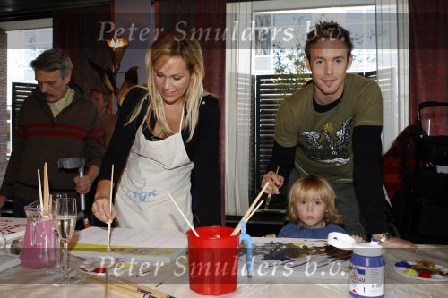 Amsterdam 9 november 2006
BN ers schilderen voor het HSGK in het hilton  hotel. Charly Luske met zoon Billy en Tanja Jess