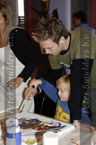 Amsterdam 9 november 2006
BN ers schilderen voor het HSGK in het hilton  hotel. Charly Luske met zoon Billy en Tanja Jess