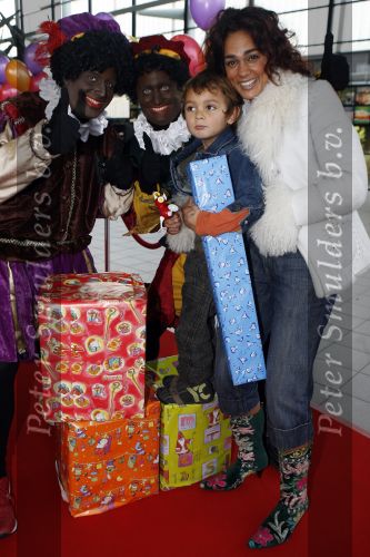 Rotterdam 26 november 2006
Het feest van sinterklaas in ahoy. Chimene v Oosterhout met zoontje Liam