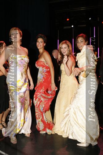 Hilversum 18 november 2006
Modeshow Addy v d Krommenacker in studio 21 met  oa Kelly Pfaff . Kris Bozilovic Chimene v Oosterhout Inge Ipenburg en Fabienne de Vries aan het dansen.