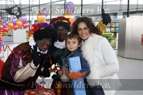 Rotterdam 26 november 2006
Het feest van sinterklaas in ahoy. Chimene v Oosterhout met zoontje Liam
