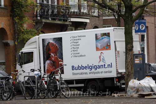 Amsterdam 16 november 2006
Vrachtauto van Bubbelbad firma voor huis bij Daphne Bunskoek.