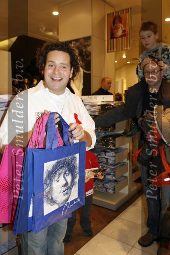 Amsterdam 3 december 2006
Bekende Nederlanders verkopen art bags tbv het aidsfonds in de bijenkorf in Amsterdam. Dirk Zeelenberg