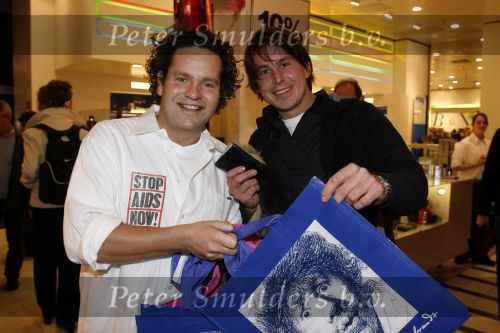 Amsterdam 3 december 2006
Bekende Nederlanders verkopen art bags tbv het aidsfonds in de bijenkorf in Amsterdam. Dirk Zeelenberg met Lodewijk Hoekstra