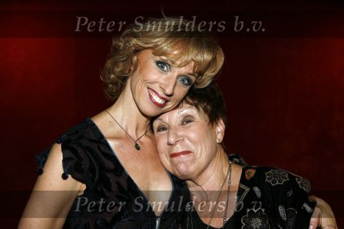 Amsterdam 4 november 2006
Presentatie cd Toon Hermans door Maurice Hermans aan Lone v Roosendaal Richard Groenendijk en Ellen Evers.Ellen met moeder