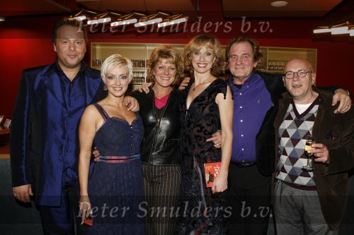 Amsterdam 4 november 2006
Presentatie cd Toon Hermans door Maurice Hermans aan Lone v Roosendaal Richard Groenendijk en Ellen Evers.Simone Kleinsma Filip Bolluyt en Serge Henri Valcke