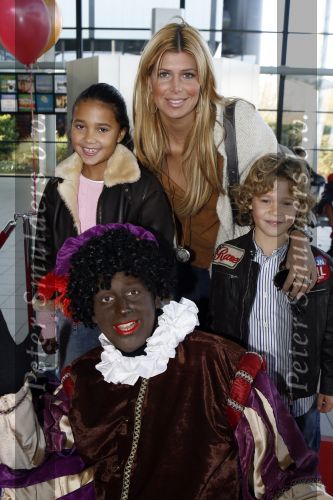 Rotterdam 26 november 2006
Het feest van sinterklaas in ahoy. Estelle Gullit met Maxim en Joelle