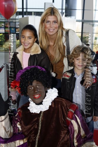 Rotterdam 26 november 2006
Het feest van sinterklaas in ahoy. Estelle Gullit met Maxim en Joelle