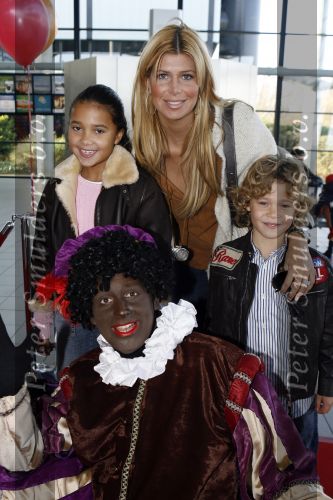 Rotterdam 26 november 2006
Het feest van sinterklaas in ahoy. Estelle Gullit met Maxim en Joelle