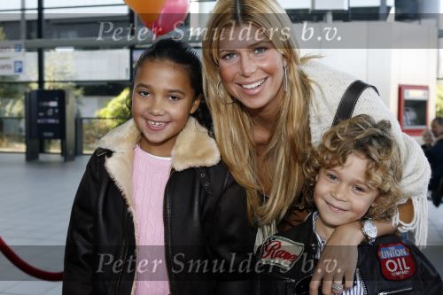 Rotterdam 26 november 2006
Het feest van sinterklaas in ahoy. Estelle Gullit met Maxim en Joelle