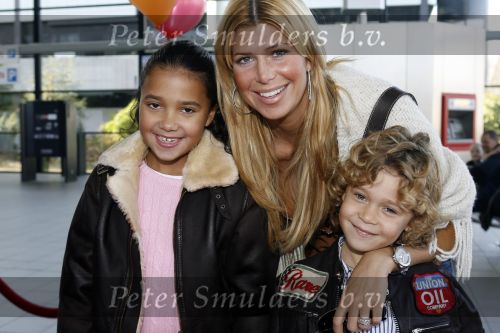 Rotterdam 26 november 2006
Het feest van sinterklaas in ahoy. Estelle Gullit met Maxim en Joelle