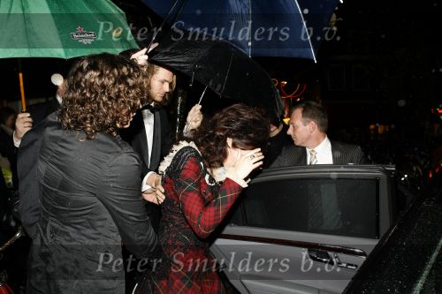 AMSTERDAM 16 november 2006
Premiere James Bond in Tuschinski. Eva Green verbergt gezicht