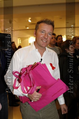 Amsterdam 3 december 2006
Bekende Nederlanders verkopen art bags tbv het aidsfonds in de bijenkorf in Amsterdam. Frank Awick