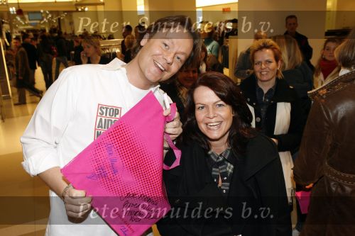 Amsterdam 3 december 2006
Bekende Nederlanders verkopen art bags tbv het aidsfonds in de bijenkorf in Amsterdam. Gijs Staverman