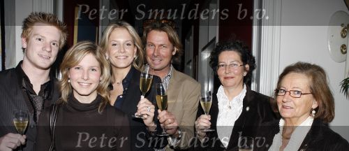 Rosmalen 25 november 2006
Hans Kraay jr met zijn vriendin Sophie eten in Rosmalen met familie van Sophie.