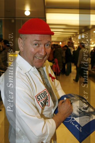 Amsterdam 3 december 2006
Bekende Nederlanders verkopen art bags tbv het aidsfonds in de bijenkorf in Amsterdam. Harry Slinger