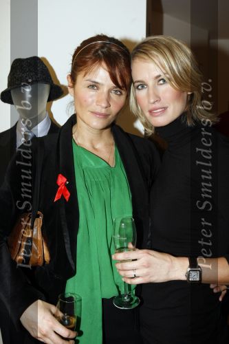 Amsterdam 1 december 2006
De Armani winkel op de pc hooftstraat organiseert een aan tbv het aidsfonds. Anouk Smulders en Helena Christensen
