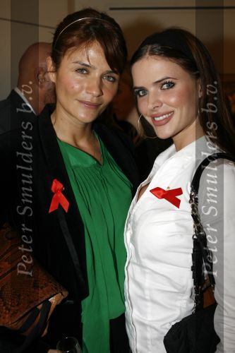 Amsterdam 1 december 2006
De Armani winkel op de pc hooftstraat organiseert een aan tbv het aidsfonds. Deelneemster Hollands Next top model Silvie met helena Christensen