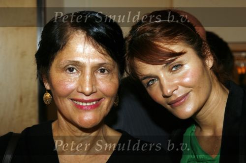 Amsterdam 1 december 2006
De Armani winkel op de pc hooftstraat organiseert een aan tbv het aidsfonds.  helena Christensen met moeder